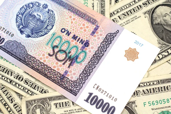 Närbild Bild 10000 Uzbekiska Som Bank Anteckning Bakgrund Usa Dollarsedlar — Stockfoto