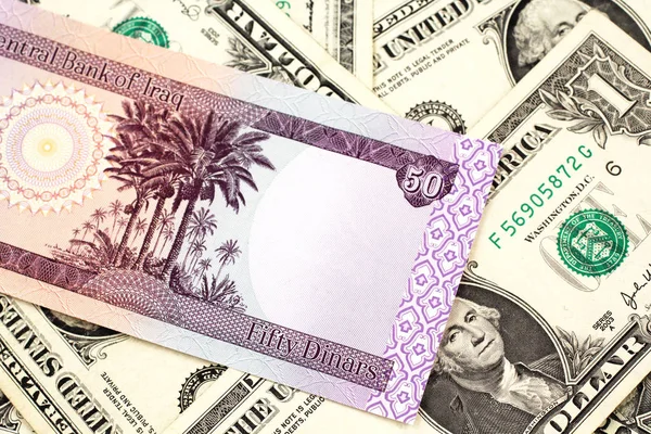 Billete Dinares Iraquí Púrpura Cierra Macro Con Surtido Billetes Estadounidenses — Foto de Stock