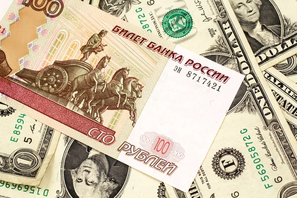 Крупный План Российской Банкноты Сто Рублей Американскими Долларовыми Купюрами Макро — стоковое фото