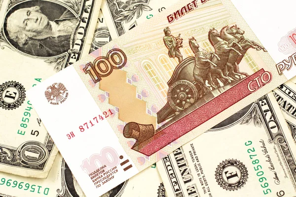 Крупный План Российской Банкноты Сто Рублей Американскими Долларовыми Купюрами Макро — стоковое фото
