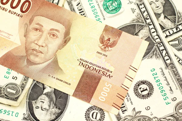 Una Banconota Cinquemila Rupie Indonesiane Arancione Con Banconote Dollaro Americane — Foto Stock