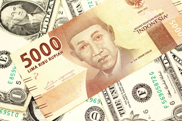 一张橙色的五千印尼盾纸币 带有美国一美元纸币 在宏观上特写 — 图库照片