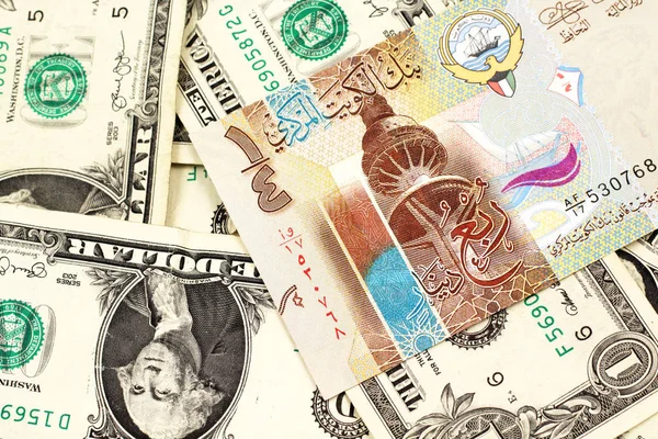 一张五颜六色的四分之一第纳尔钞票从科威特与一美元钞票在宏观上关闭 — 图库照片
