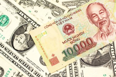 Makro bir dolar banknotbir arka plan üzerinde Vietnamlı on bin dong banka notu yakın bir görüntü