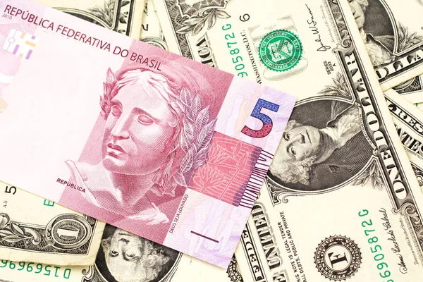 Розовая Банкнота Пять Реалов Бразилии Крупным Планом Фоне Банкнот Один — стоковое фото