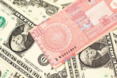 Makro Amerikan bir dolar banknotbir yatakta Bangladeş'ten kırmızı, on taka banka notu yakın bir görüntü