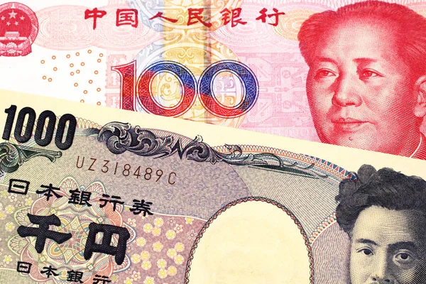 1000円の日本円紙幣 100元の中国人民元紙幣でマクロでクローズアップ — ストック写真