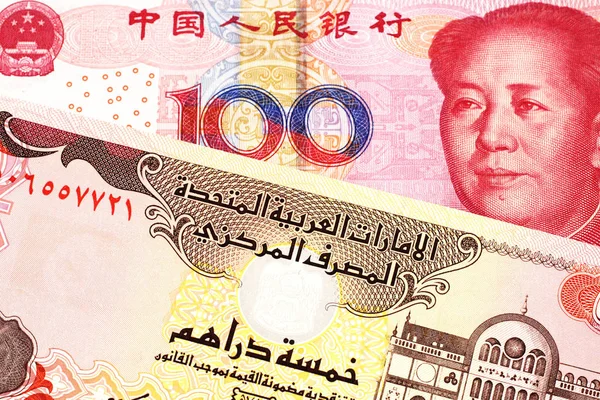 Billete Rojo Chino Cien Yuanes Renminbi Con Billete Cinco Dirham — Foto de Stock