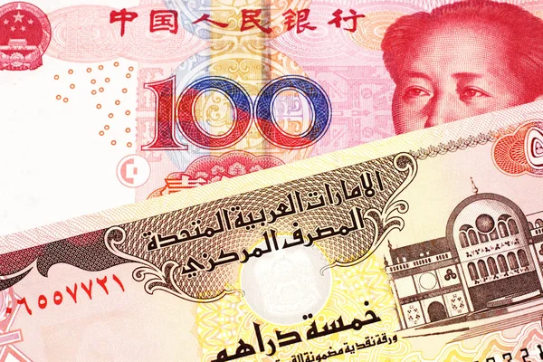 Billete Rojo Chino Cien Yuanes Renminbi Con Billete Cinco Dirham — Foto de Stock