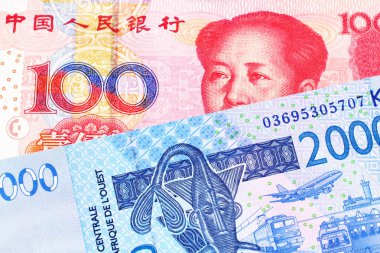 Makro bir kırmızı, yüz Çin yuan banka notu ile mavi, Batı Afrika frangı banka notu yakın bir görüntü