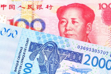 Makro bir kırmızı, yüz Çin yuan banka notu ile mavi, Batı Afrika frangı banka notu yakın bir görüntü