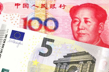 Renkli bir beş Euro banka notu ile yüz yuan Çin banka notu bir makro görüntü. Makroda yakın çekim.