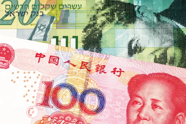 イスラエルからの20シェケル紙幣は 赤い中国の100元人民元紙幣でマクロでクローズアップ — ストック写真