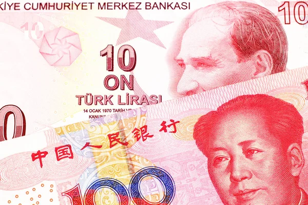 赤い10トルコリラ法案は 中国の100元紙幣でマクロでクローズアップ — ストック写真