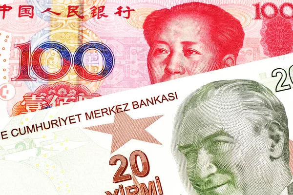 黄色和绿色二十土耳其里拉纸币的特写图片 宏中印有红色一百张人民币钞票 — 图库照片