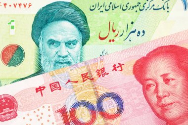 Makro bir kırmızı, yüz yuan Çin renminbi notu ile yeşil İran on bin rial banka notu yakın bir görüntü