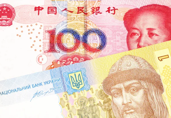 Bliska Obraz Czerwonego Chińskiego 100 Yuan Notatki Żółtym Niebieskim Ukraińskim — Zdjęcie stockowe