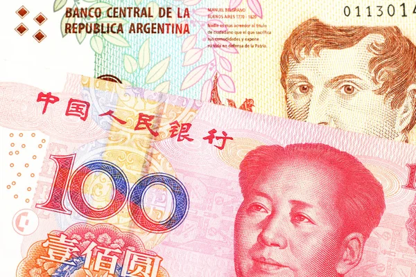 Arjantin Den Bir Peso Fatura Kırmızı Yüz Yuan Çin Renminbi — Stok fotoğraf