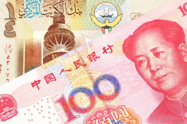 Jedna Czwarta Dinar Kuwejtu Zbliżenie Czerwonym Chińskim Renminbi 100 Yuan — Zdjęcie stockowe