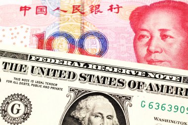 Bir Amerikan doları notu yakın bir görüntü kırmızı ile makro yakın, Çin Halk Cumhuriyeti'nden yüz yuan banka notu