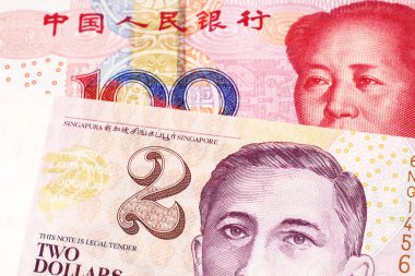 Singapur'dan iki dolarlık banknot ile makro Çin Halk Cumhuriyeti'nden bir kırmızı, yüz yuan banka notu yakın bir görüntü
