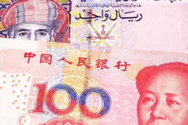 Umman bir çok renkli bir rial nota, kırmızı, Çin yüz yuan renminbi faturası ile makro yakın
