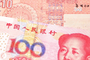 Bangladeş'ten kırmızı bir on taka notu, kırmızı, yüz Çin yuan notu ile makro yakın