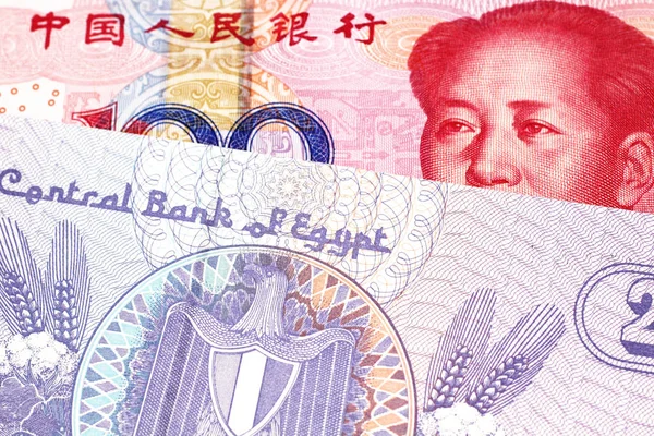 紫色のクローズアップ画像 25エジプトのピアストレス紙幣は 中国の100元人民元紙幣でマクロでクローズアップ — ストック写真
