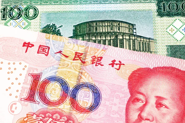 ベラルーシからの100ルーブル紙幣と中華人民共和国からの100元紙幣のクローズアップ画像 — ストック写真