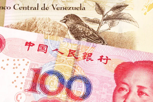 100 Bolivar Från Venezuela Med Röd 100 Yuan Från Folkrepubliken — Stockfoto