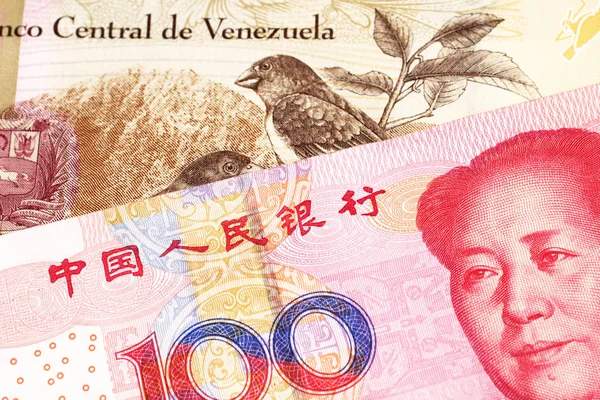 100 Bolivar Från Venezuela Med Röd 100 Yuan Från Folkrepubliken — Stockfoto