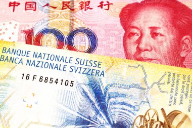 Çin Halk Cumhuriyeti'nden kırmızı, yüz yuan renminbi banknotlu sarı, on İsviçre frangı banknot.