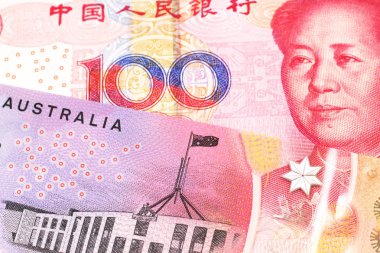 Mor bir yakın görüntü, beş Avustralya doları notu yakın, kırmızı ile makro, Çin Halk Cumhuriyeti'nden yüz yuan renminbi banknot