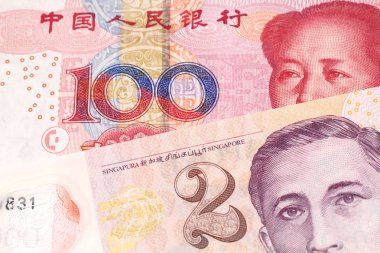 Singapur'dan iki dolarlık banknot ile makro Çin Halk Cumhuriyeti'nden bir kırmızı, yüz yuan banka notu yakın bir görüntü