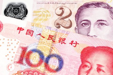 Singapur'dan iki dolarlık banknot ile makro Çin Halk Cumhuriyeti'nden bir kırmızı, yüz yuan banka notu yakın bir görüntü
