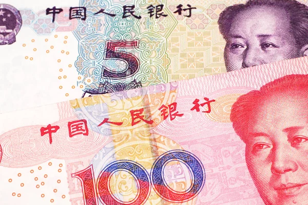 一张紫色的五张澳元纸币的特写图片 在宏观上印有一张红色 100元人民币的中华人民共和国钞票 — 图库照片