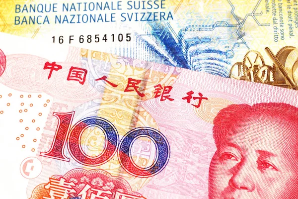 Żółty Dziesięć Notatki Franka Szwajcarskiego Czerwonym 100 Yuan Renminbi Banku — Zdjęcie stockowe