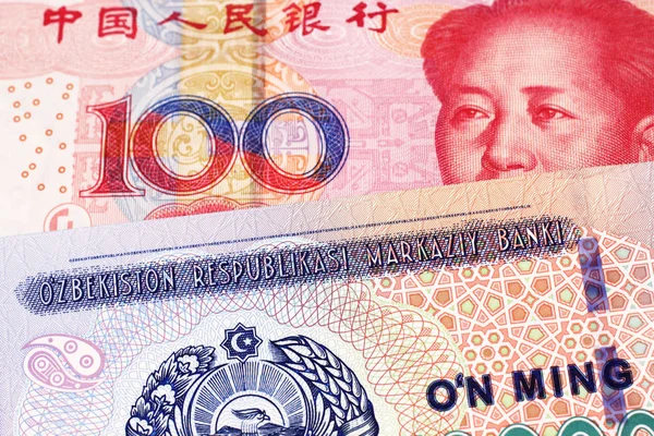 10000 Som Anteckning Från Uzbekistan Närbild Makro Med 100 Yuan — Stockfoto