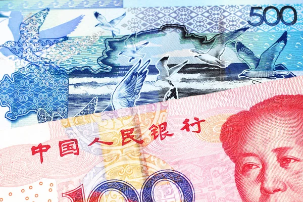 中华人民共和国一张一百元的红色纸币 配以一张来自哈萨克斯坦的蓝色五百坚戈钞票 — 图库照片