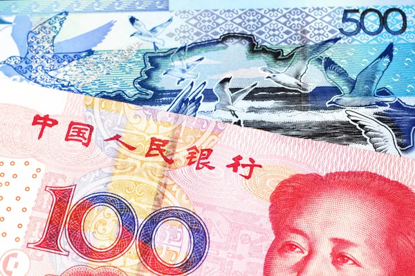 Czerwony 100 Yuan Notatki Chińskiej Republiki Ludowej Połączeniu Niebieskim 500 — Zdjęcie stockowe