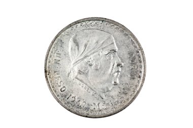 Eski, 1947 gümüş bir Meksika peso sikke beyaz bir arka plan üzerinde izole, makro yakın vurdu