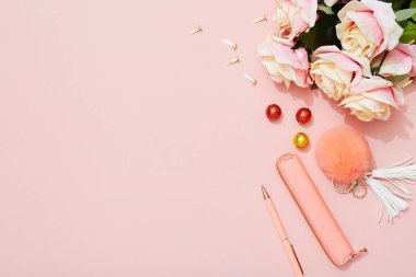 Kadınsı aksesuarlar düz yatıyordu, pembe blogger arka plan