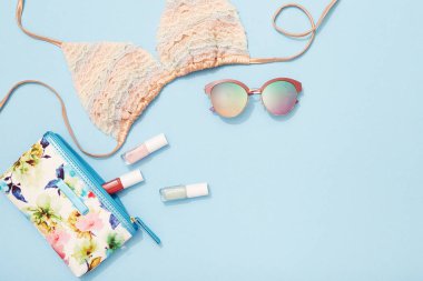 Yaz moda düz yatıyordu, Plaj tatil aksesuarları, bikini, güneş gözlüğü, mavi arka plan üzerinde dizüstü bilgisayar