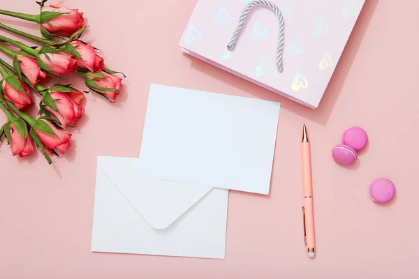 Tarjeta Felicitación San Valentín Plana Laico Sobre Femenino Con Rosas — Foto de Stock