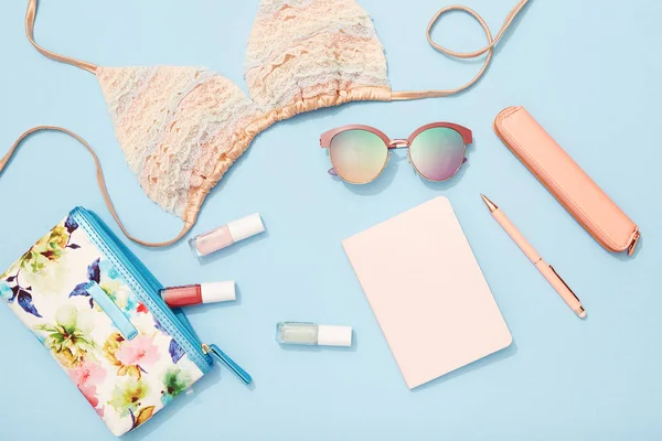 Nyári Divat Lakás Lay Beach Üdülési Kiegészítők Bikini Napszemüveg Notebook — Stock Fotó