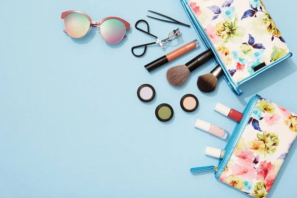 Productos Maquillaje Verano Bolsa Maquillaje Sobre Fondo Azul Veraniego Belleza — Foto de Stock