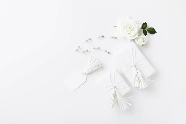 Regalos Navidad Boda Blancos Fondo Envoltura Regalo Con Rosas Blancas — Foto de Stock