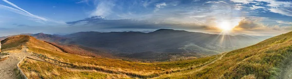 Dağlarda Sonbaharında Gün Batımı Bieszczady Milli Parkı Caryska Çayır Polonya — Stok fotoğraf