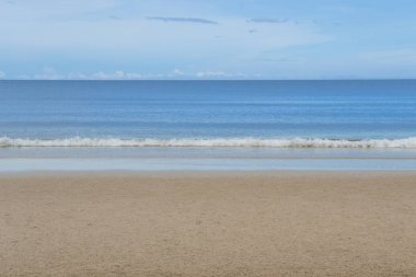 Gündüz güneşli gökyüzü ile tropikal plajdan deniz manzarası.