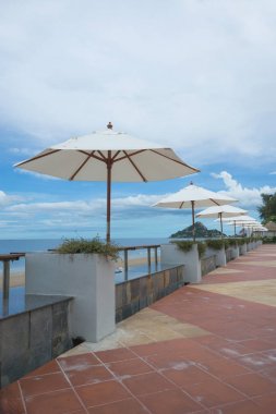 Beyaz şemsiyeli plajda yaz günü.